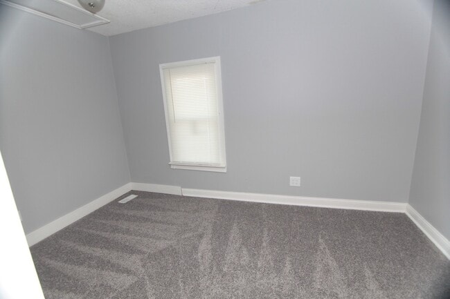 Building Photo - Spacious 4 Bed, 1.5 Bath Home with Central...