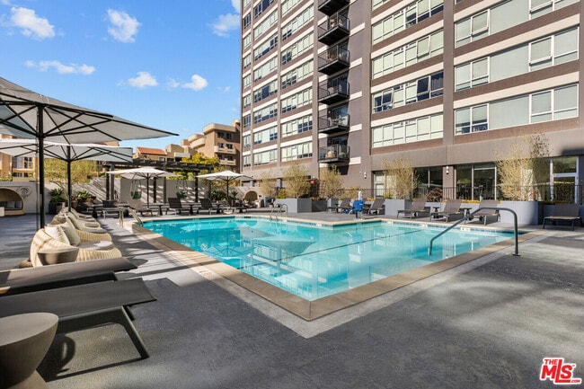 Building Photo - 3458 W 7th St