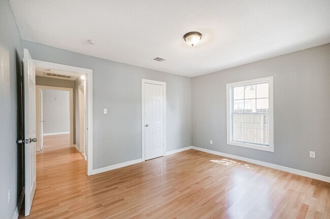 Building Photo - Charming Front Unit