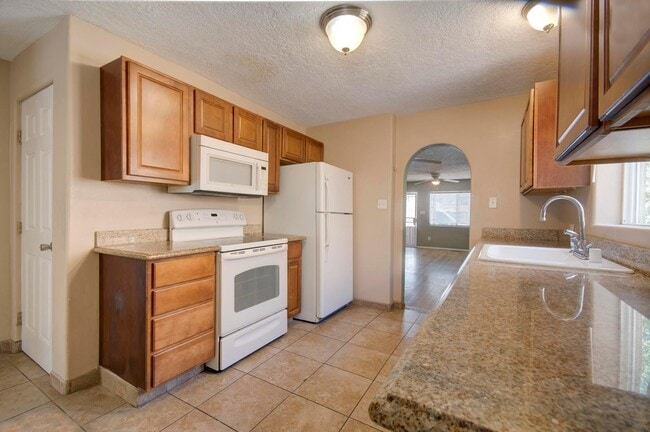 Building Photo - 306 Stanford Dr SE