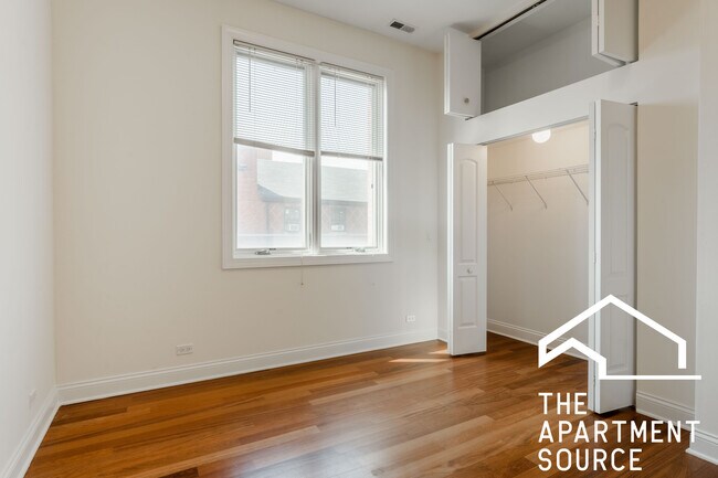 Building Photo - 1356 W Augusta Blvd