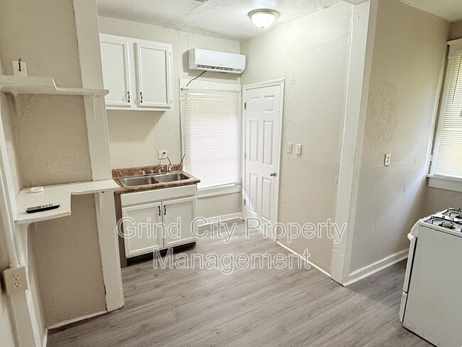 Building Photo - 997 S Willett St