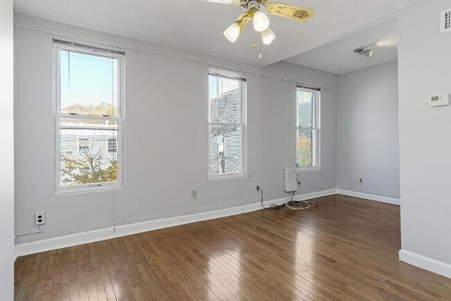 Building Photo - 207 York St