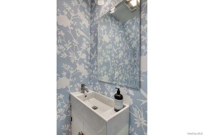 Building Photo - 555 Bridge St