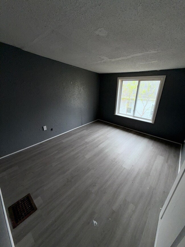 Building Photo - 2437 Elm St