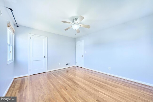 Building Photo - 2319 Riverview Terrace