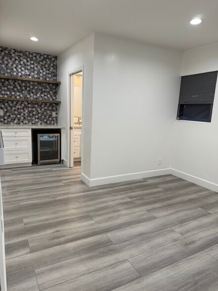 300 sf studio, newly remodeled - 518 N 2nd Ave