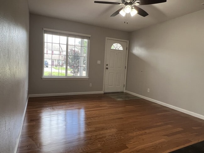 Building Photo - 405 Shade Tree Lane