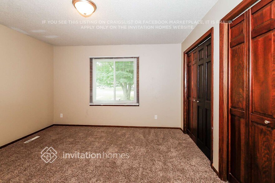 Building Photo - 4804 W Hidden Valley Dr