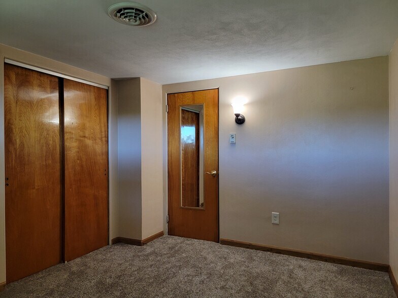 Building Photo - 405 E Lincoln Ave