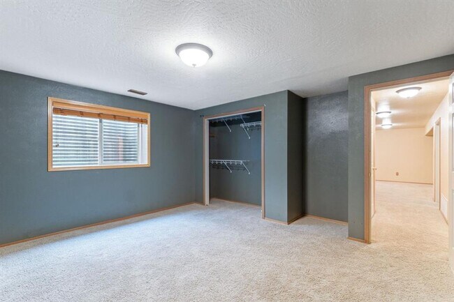 Building Photo - Lolo 4 bedroom, 2 bath, 2,520 Sq. Ft. home...