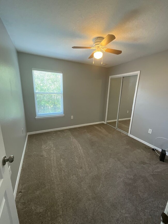 Building Photo - Two Story Town House