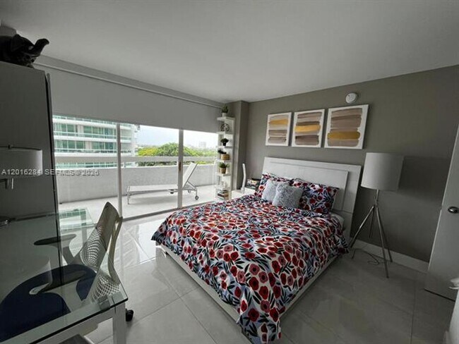 Building Photo - 1627 Brickell Ave