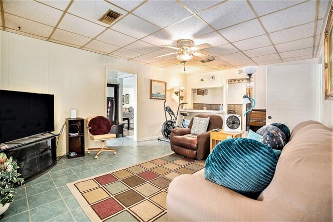 Building Photo - 17 Manor Way