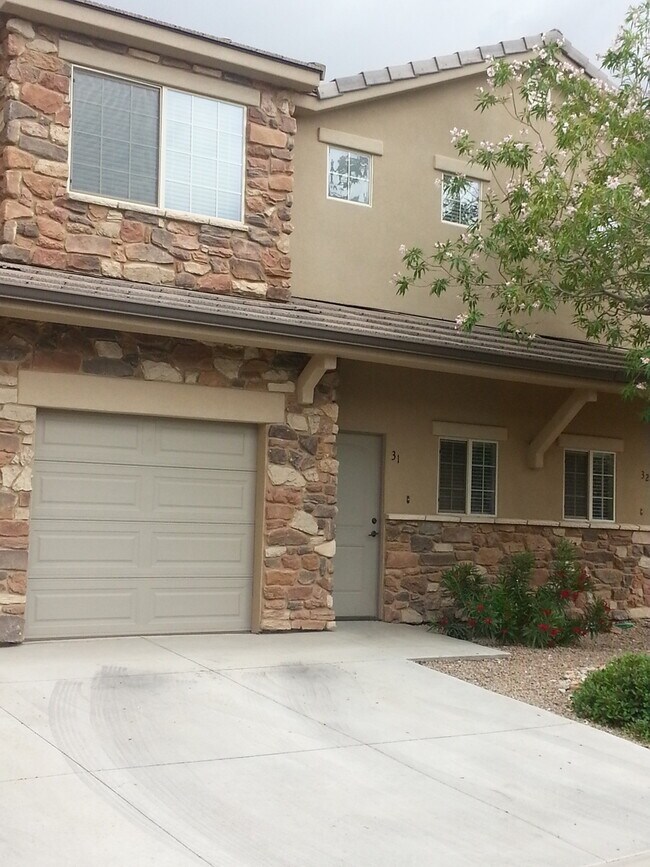 Building Photo - Townhome with Pool and Playground!