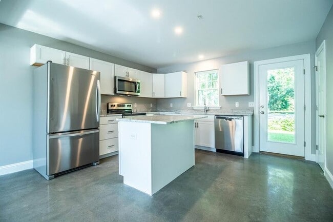 Building Photo - 3 Heritage Ln