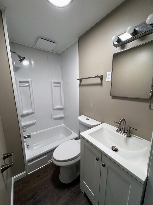 Building Photo - *Spacious 2-Bedroom Apartment with 1.5 Bath Available Now in Batavia!*