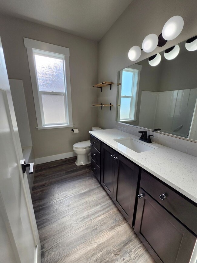 Building Photo - Elegant 4 Bed, 2 Ba Home - MANY Upgrades &...