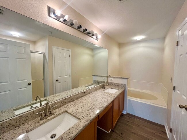 Building Photo - 3 Bedroom, 2.5 Bathroom 2-Story Townhouse in Gated Community - Kissimmee