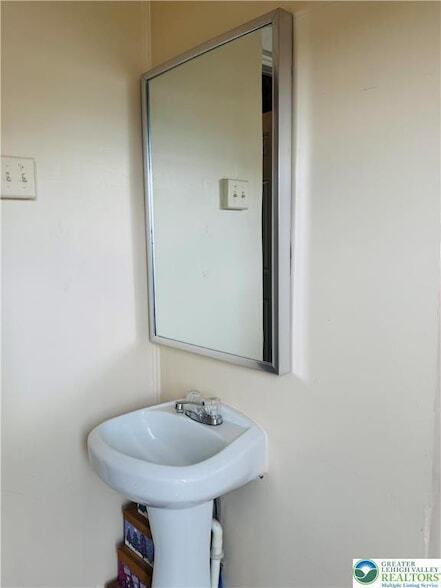 Building Photo - 1523 W Chew St