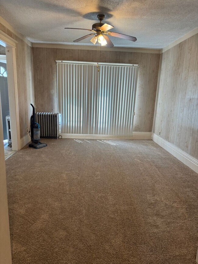 Building Photo - 4 Bedroom spacious Colonial, mins from Dow...