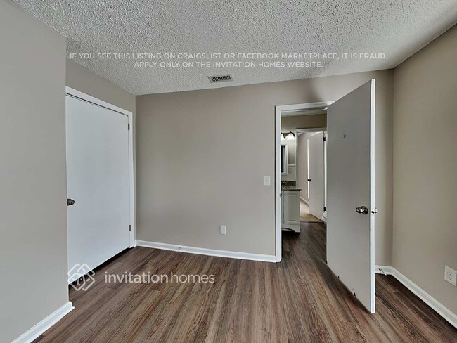 Building Photo - 123 Woodvale Dr