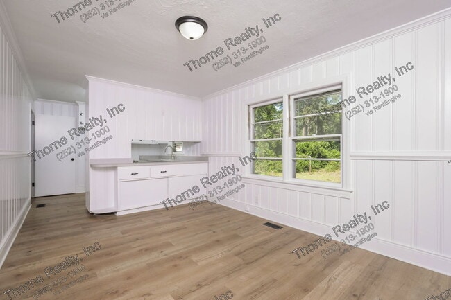 Building Photo - 920 Cedarbrook Dr