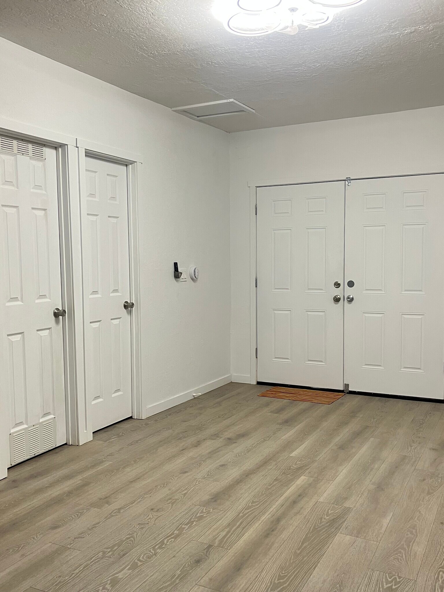 Building Photo - 700 W Ruby Ave