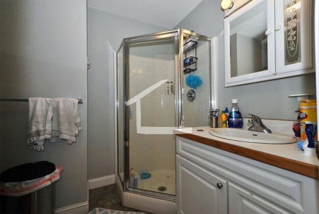 Building Photo - $1k Utilities Rebate Promo! Fab Apt near B...