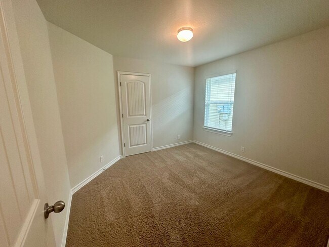 Building Photo - Fantastic Amenities ~ 4/2 Single Story w/ Refrigerator/Washer/Dryer Included ~