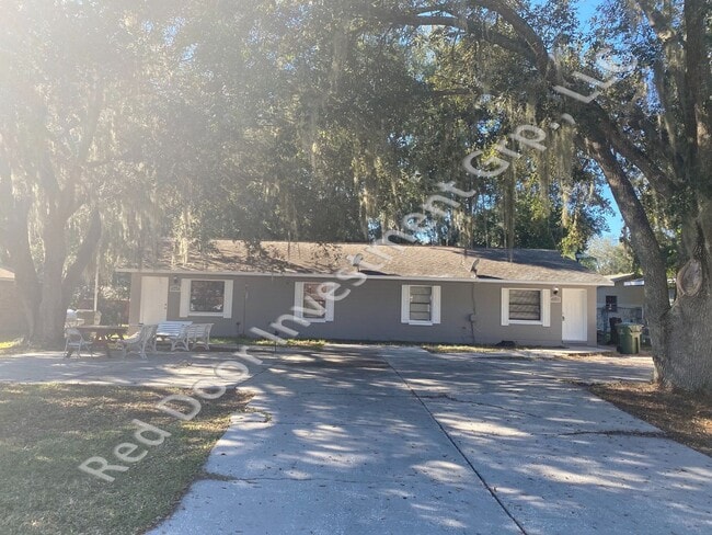 Building Photo - Spacious 3/1 Duplex with Laundry Room