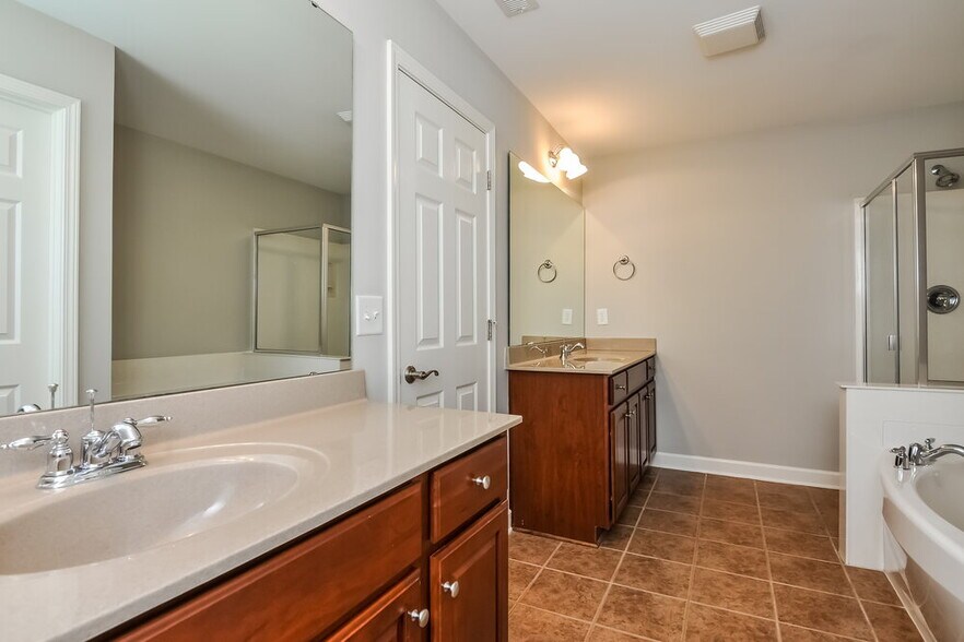 Building Photo - 1320 Trailing Rose Ct