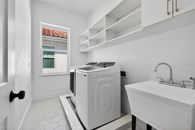 Building Photo - 611 24th Ave N