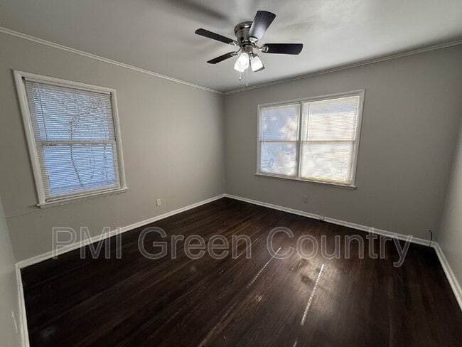 Building Photo - 1017 E 38th Pl