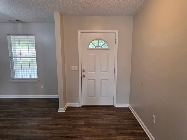 Building Photo - Woodbury Subdivision. 3 bedrooms. 2 baths. Converted garage to bonus room. Family with vaulted ce...