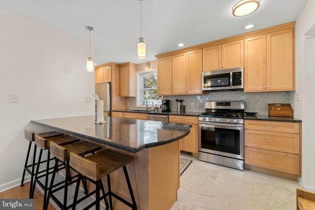 Primary Photo - 33 Ancell St