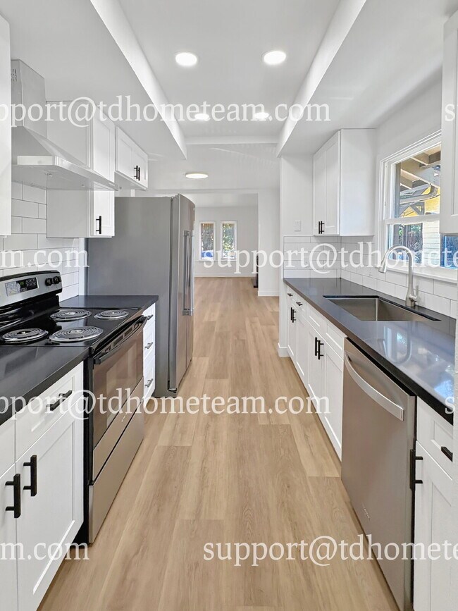 Building Photo - "Charming 3-Bed Home with 2 Baths in the Heart of Kent – 1,310 Sq Ft of Comfort!"