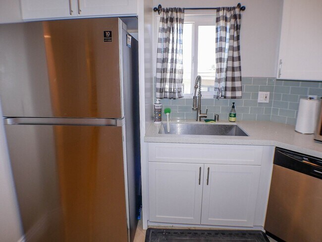 Building Photo - RARE Offering 2BD/2BA - Condo of secured building in highly sought after Boutique Bella Capri bui...