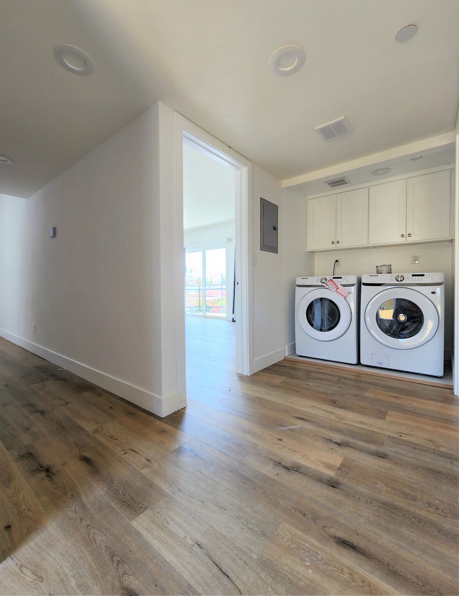 Building Photo - 543 N Kingsley Dr
