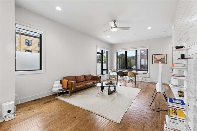 Building Photo - 102 Cityview Ct NE
