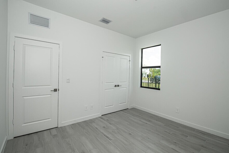 Building Photo - 5929 SE Skyblue Cir