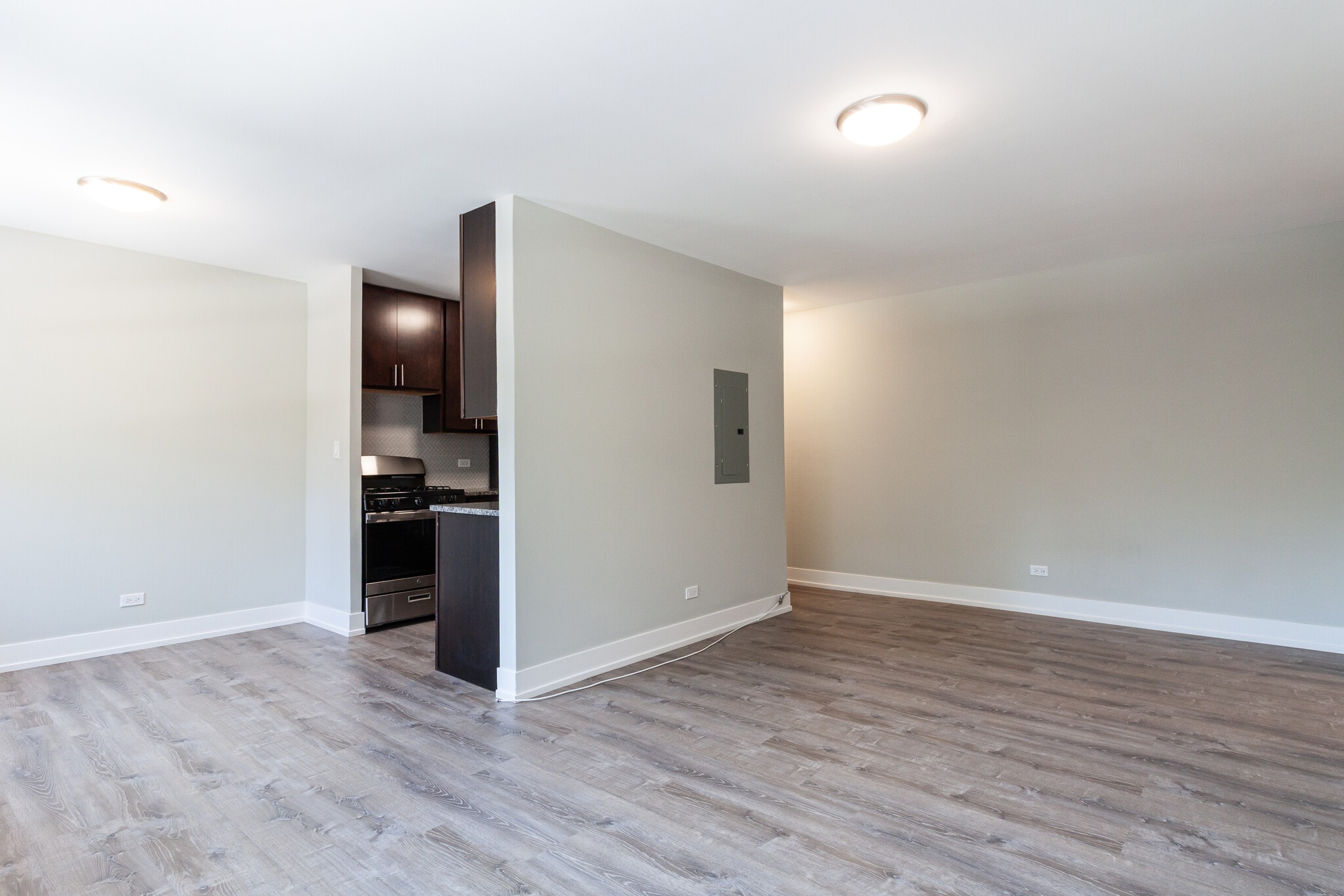 Building Photo - 525 W Surf St