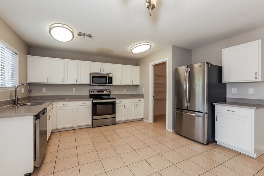 Building Photo - 1836 E Silversmith Trail