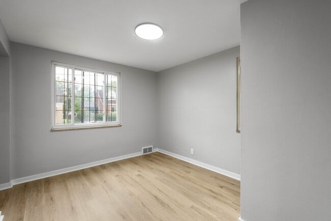 Building Photo - MOVE IN SPECIAL! SCORE HALF OFF 1ST MONTH'...