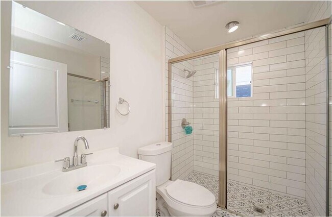 Building Photo - 326 E 73rd St