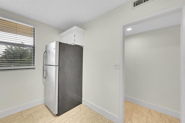 Building Photo - 8415 Forest Hills Dr