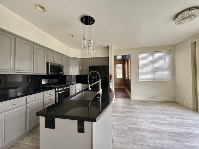 Building Photo - Large Hollister Home