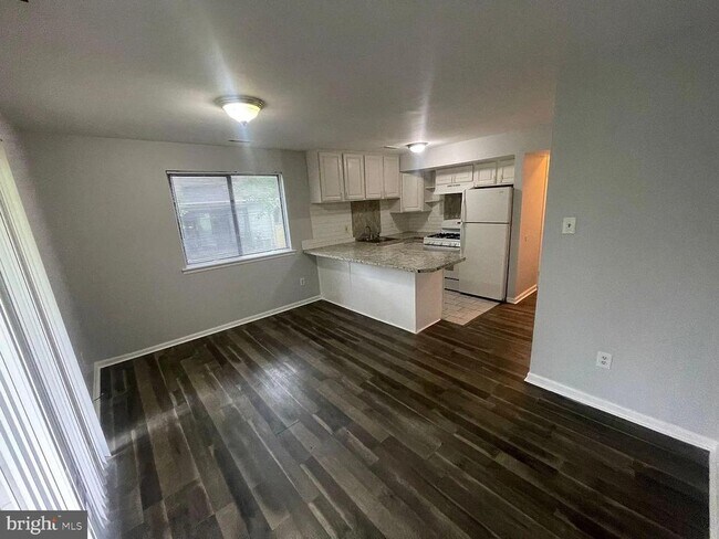 Building Photo - 400 Barclay Walk