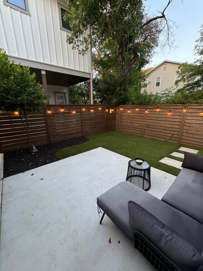 Building Photo - 425 E Mistletoe