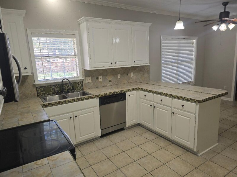Building Photo - 263 Greensview Dr